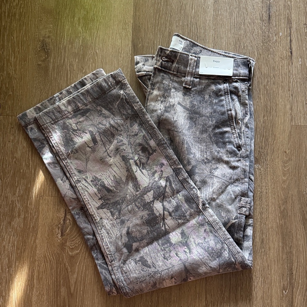 Hollister Men’s camo baggy pants 26x30